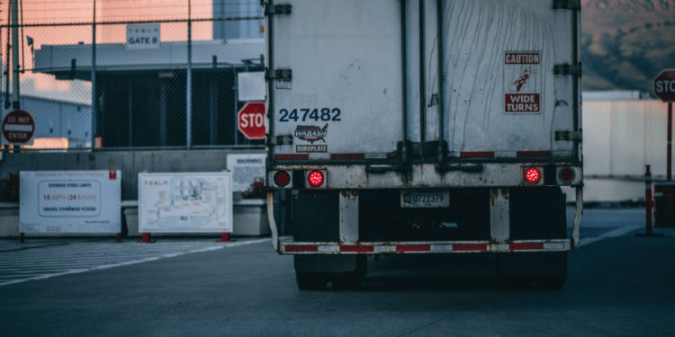 貨車載走舊床墊