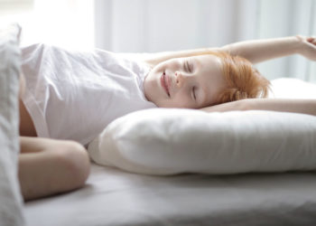 小朋友在伸懶腰