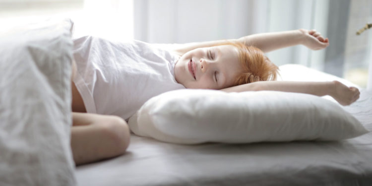 小朋友在伸懶腰